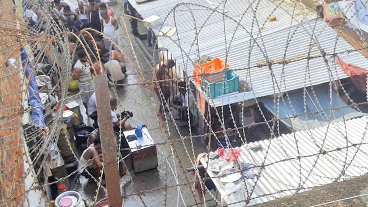 નેપાળમાં વિદેશી કેદીઓની સંખ્યા પણ ઓછી નથી. મોટાભાગના વિદેશી કેદીઓ આ જેલમાં રાખવામાં આવે છે. એશિયા ઉપરાંત, આફ્રિકા અને યુરોપ સહિત ઘણા દેશોના કેદીઓ અહીં સજા કાપી રહ્યા છે. અહીં કેદીઓના પુનર્વસન અને શિક્ષણ માટેની સુવિધાઓ છે. આ ઉપરાંત, કેદીઓને વ્યાવસાયિક તાલીમ પણ આપવામાં આવે છે. તેમને સીવણ, ગૂંથણકામ, સુથારીકામ વગેરે સહિત ઘણી બાબતોમાં તાલીમ આપવામાં આવે છે.