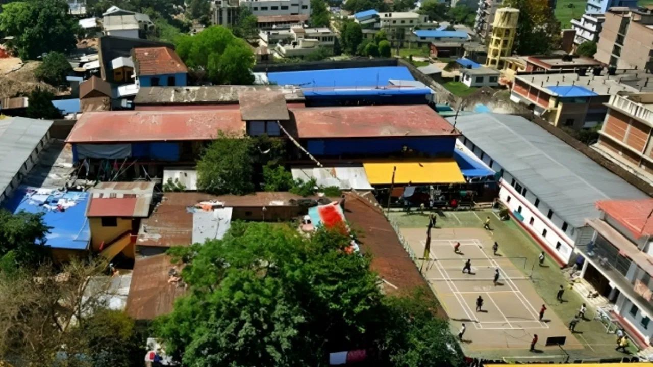 સુંધારા સેન્ટ્રલ જેલની ક્ષમતા 1500 કેદીઓને રાખવાની છે, પરંતુ અહીં ક્ષમતા કરતા વધુ કેદીઓ રાખવામાં આવે છે. આ જ કારણ છે કે તેને નેપાળની ભીડભાડવાળી જેલ પણ કહેવામાં આવે છે. મીડિયા રિપોર્ટ્સમાં દાવો કરવામાં આવ્યો છે કે 1500 કેદીઓની ક્ષમતા ધરાવતી આ જેલમાં લગભગ 3500 થી 4000 કેદીઓને રાખવામાં આવ્યા છે.