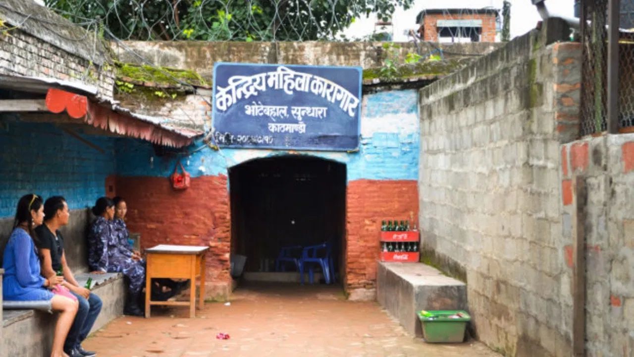 રાણા શાસન દરમિયાન 1914માં સુંધારા સેન્ટ્રલ જેલ બનાવવામાં આવી હતી. તે નેપાળની સૌથી જૂની અને સૌથી મોટી જેલ છે. અન્ય જેલોની જેમ, અહીં પણ પુરુષ અને સ્ત્રી કેદીઓ માટે અલગ બ્લોક છે. સેંકડો કેદીઓ અહીંથી પણ ભાગી ગયા છે.