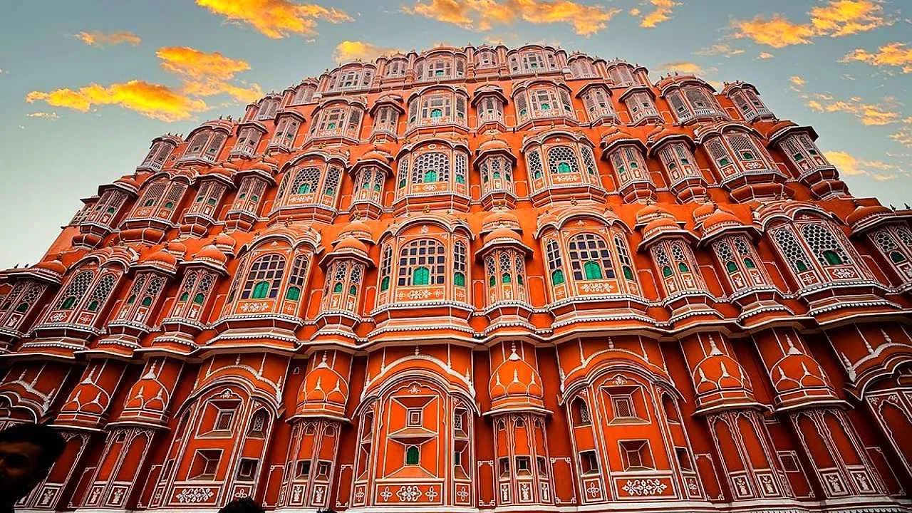 જયપુર અને વર્લ્ડ હેરિટેજ - યુનેસ્કોએ જયપુરને વર્લ્ડ હેરિટેજ સિટી તરીકે નિયુક્ત કર્યું છે. તેનું નગર આયોજન, સ્થાપત્ય, જીવંત પરંપરાઓ અને ઐતિહાસિક વારસો તેને એક ખૂબ જ ખાસ પર્યટન સ્થળ બનાવે છે.