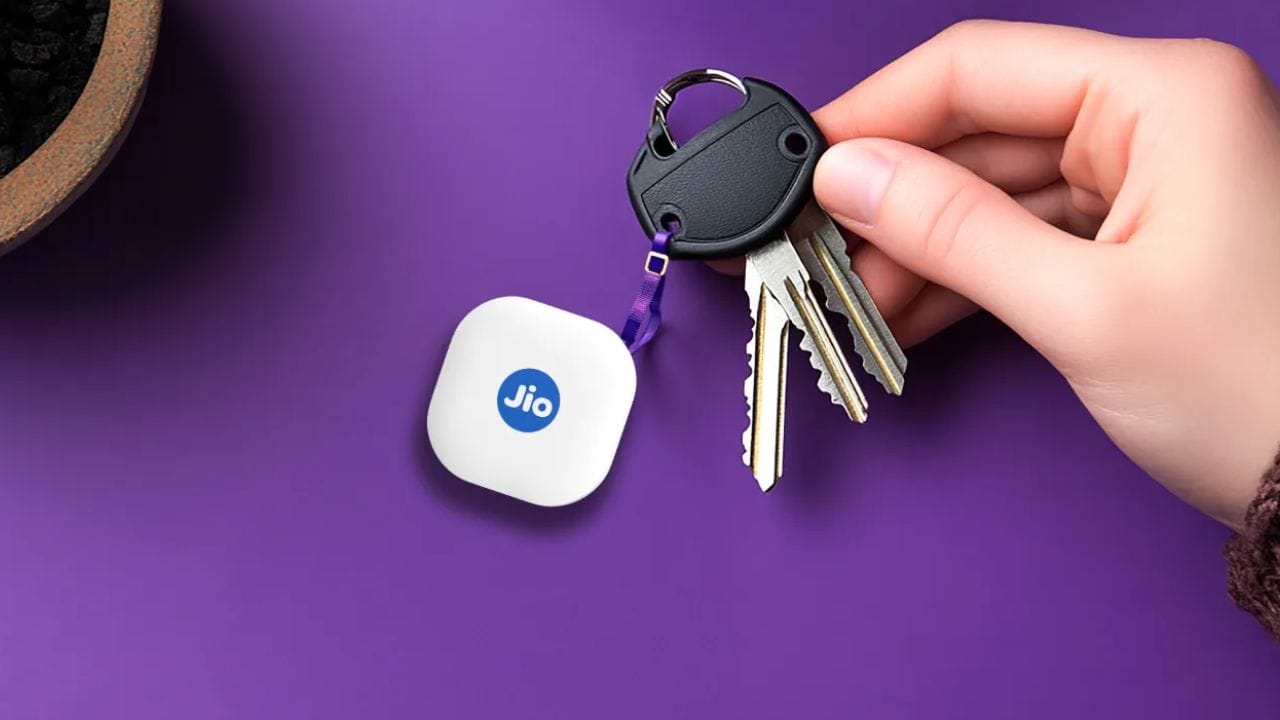 આ ઉપકરણો 4G નેટવર્ક પર ચાલે છે અને JioThings એપ્લિકેશન દ્વારા રીઅલ-ટાઇમ GPS ટ્રેકિંગ (15 સેકન્ડમાં અપડેટ્સ) સક્ષમ કરે છે. આ ઉપરાંત, જીઓફેન્સિંગ ચેતવણીઓ, ઓવરસ્પીડ ચેતવણીઓ, સ્થાન ઇતિહાસ અને એમ્બિયન્ટ વૉઇસ મોનિટરિંગ જેવી સુવિધાઓ છે.