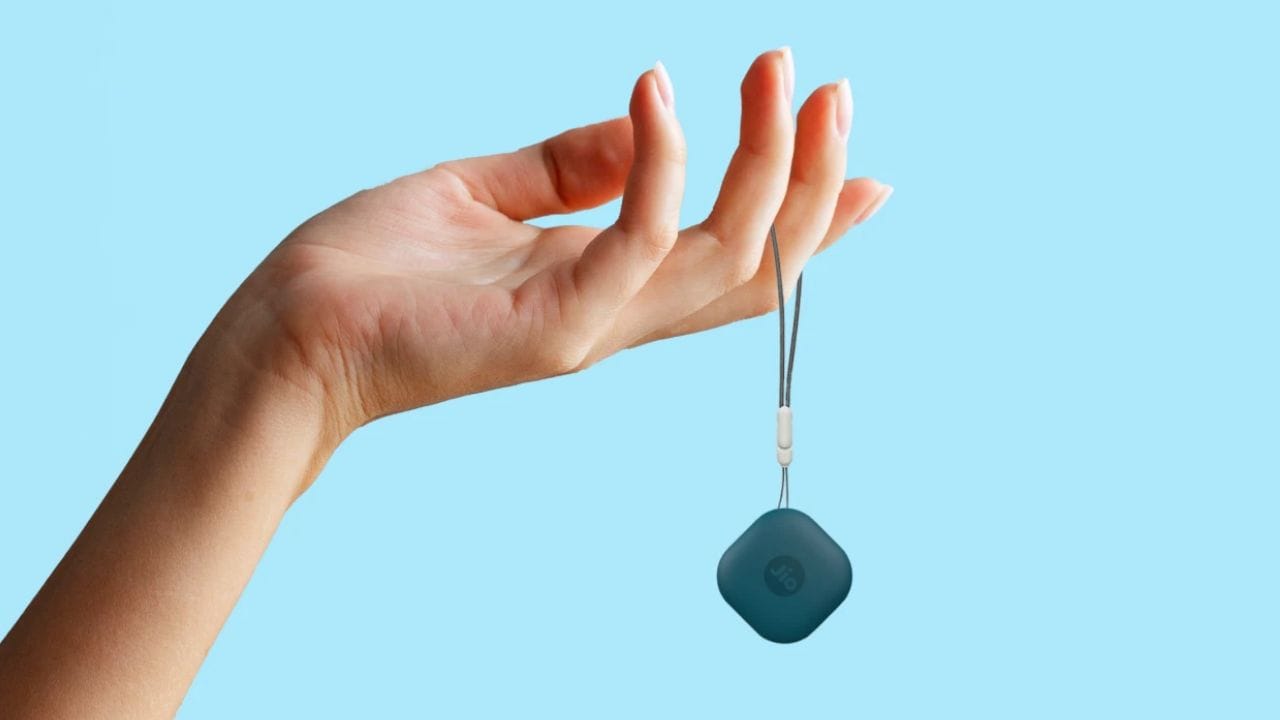 JioFind માં 1100mAh બેટરી છે, જે એક જ ચાર્જ પર લગભગ 4 દિવસ ચાલે છે. JioFind Pro એક વિશાળ 10,000mAh બેટરી દ્વારા સંચાલિત છે, જે 3 થી 4 અઠવાડિયા સુધી ચાલે છે. તેમાં મેગ્નેટિક માઉન્ટ સુવિધા પણ છે, જેથી તેને વાહન અથવા અન્ય નિશ્ચિત જગ્યાએ સરળતાથી માઉન્ટ કરી શકાય.