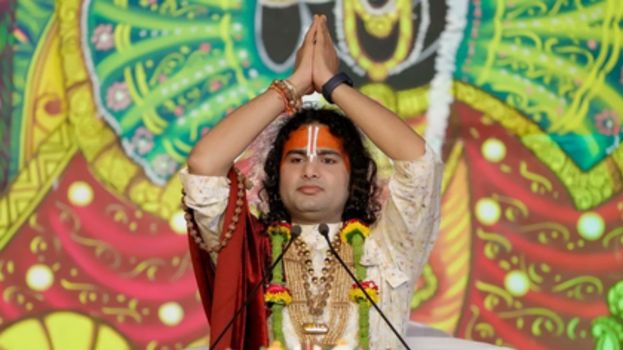 અનિરુદ્ધાચાર્યનો જન્મ 27 સપ્ટેમ્બર, 1989 ના રોજ થયો હતો. તેમનું સાચું નામ અનિરુદ્ધ રામ તિવારી છે. તેઓ હિન્દુ શાસ્ત્રો, ખાસ કરીને ભાગવત પુરાણ પર આધારિત પ્રવચનો માટે જાણીતા છે. તેઓ વૃંદાવનમાં ગૌરી ગોપાલ આશ્રમના સ્થાપક છે, જે વૃદ્ધોની સંભાળ, ખોરાક વિતરણ અને પશુ કલ્યાણ સહિતની સખાવતી સેવાઓ ચલાવે છે. લોકો 36 વર્ષની ઉંમરે અનિરુદ્ધાચાર્યે કમાયેલા નામ અને પૈસાનું સ્વપ્ન જુએ છે. તેઓ પરિણીત છે અને તેમના 2 બાળકો છે. તેમની પત્નીનું નામ આરતી તિવારી છે.