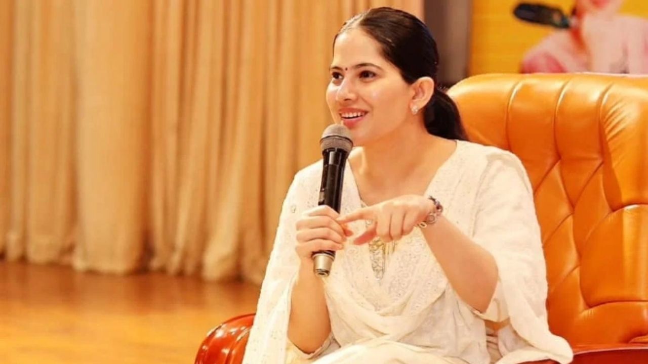 બીજી બાજુ, જયા કિશોરીનો જન્મ ૧૩ જુલાઈ, ૧૯૯૫ ના રોજ થયો હતો. તે દેશભરમાં શ્રીમદ ભાગવત ગીતાનું પાઠ કરે છે. તે એક પ્રેરક વક્તા પણ છે. તે આ દ્વારા સારી કમાણી પણ કરે છે. જયા કિશોરી એક સારી ભજન ગાયિકા પણ છે. તેના ભજનોના ઘણા વીડિયો ઇન્ટરનેટ પર છે. એક અહેવાલ મુજબ, જયા કિશોરી કથામાંથી કમાતા પૈસાનો મોટો ભાગ નારાયણ સેવા સંસ્થાનને દાન કરે છે. નારાયણ સેવા સંસ્થાન અપંગ લોકોની સેવા કરે છે અને તેમની સંભાળ રાખે છે. તે 'બેટી બચાવો બેટી પઢાઓ' અને વૃક્ષારોપણ કાર્યક્રમો માટે પણ પૈસા દાન કરે છે.