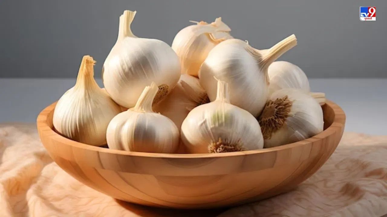 લસણ - ફ્રિજમાં લસણ ઝડપથી ભેજ શોષી લે છે. તેને હંમેશા ડુંગળી જેવી ઠંડી અને હવાની અવરજવરવાળી જગ્યાએ રાખો, પરંતુ ઓરડાના તાપમાને. ઉપરાંત, લસણને પોલિથીનમાં લપેટવાનું ટાળો.