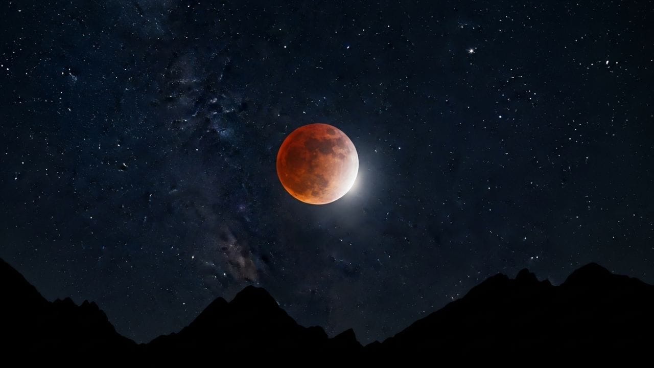 આ ગ્રહણ ભાદ્ર પૂર્ણિમા, કુંભ રાશિ અને પદ્મભ નક્ષત્રમાં થશે. ગ્રહણની શરૂઆત અને સમાપ્તિ પછી સ્નાન કરવું જરૂરી છે. ગરૂડ પુરાણ અનુસાર, ગ્રહણના પ્રારંભ પહેલાં, દરમિયાન અને સમાપ્તિ પછી પણ સ્નાન અને દાન કરવાથી શુભ ફળ મળે છે.