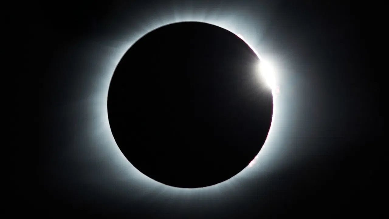 ચંદ્રગ્રહણ સમયે શું કરવું : આ સમય દરમિયાન, હરિનામનો જાપ કરવો, દાન કરવું અને યજ્ઞાદિ જેવા ધાર્મિક કાર્યો કરવા શુભ માનવામાં આવે છે. જોકે, રોગી, અશક્ત, બાળક, વૃદ્ધ અને અસમર્થ વ્યક્તિઓ માટે આ નિયમો લાગુ પડતા નથી. 