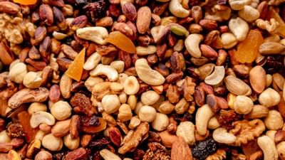 ડ્રાયફ્રૂટ ખાવાના ફાયદા ત્યારે જ મળે છે જ્યારે તમે તેને યોગ્ય સમયે અને યોગ્ય રીતે ખાઓ. ઘણા લોકો સવારે કે સાંજે ડ્રાયફ્રુટ્સ ખાય છે, પરંતુ દરેક ડ્રાયફ્રૂટનો પોતાનો ખાસ સમય હોય છે. બદામ, કાજુ, પિસ્તા અને અખરોટ જેવા ડ્રાયફ્રૂટ્સ ક્યારે ખાવા જોઈએ જેથી તેનાથી પૂરો ફાયદો મળે. ચાલો જાણીએ કે આ ડ્રાયફ્રૂટ્સ ખાવાનો શ્રેષ્ઠ સમય કયો છે.