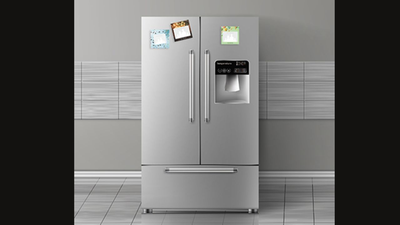 આના પર, ઇલેક્ટ્રિકલ નિષ્ણાતો કહે છે કે ફ્રિજનો પાવર વપરાશ ઘણી તકનીકી બાબતો પર આધાર રાખે છે. આમાં સૌથી મહત્વપૂર્ણ કોમ્પ્રેસર છે, આ સાથે થર્મોસ્ટેટ અને દરવાજાનું સીલિંગ પણ ફ્રિજની કાર્યક્ષમતાને અસર કરે છે. જો ફ્રિજનો દરવાજો યોગ્ય રીતે બંધ ન હોય અથવા વારંવાર ખોલવામાં આવતો હોય, તો ફ્રિજને અંદરનું તાપમાન જાળવવા માટે વધુ મહેનત કરવી પડી શકે છે.