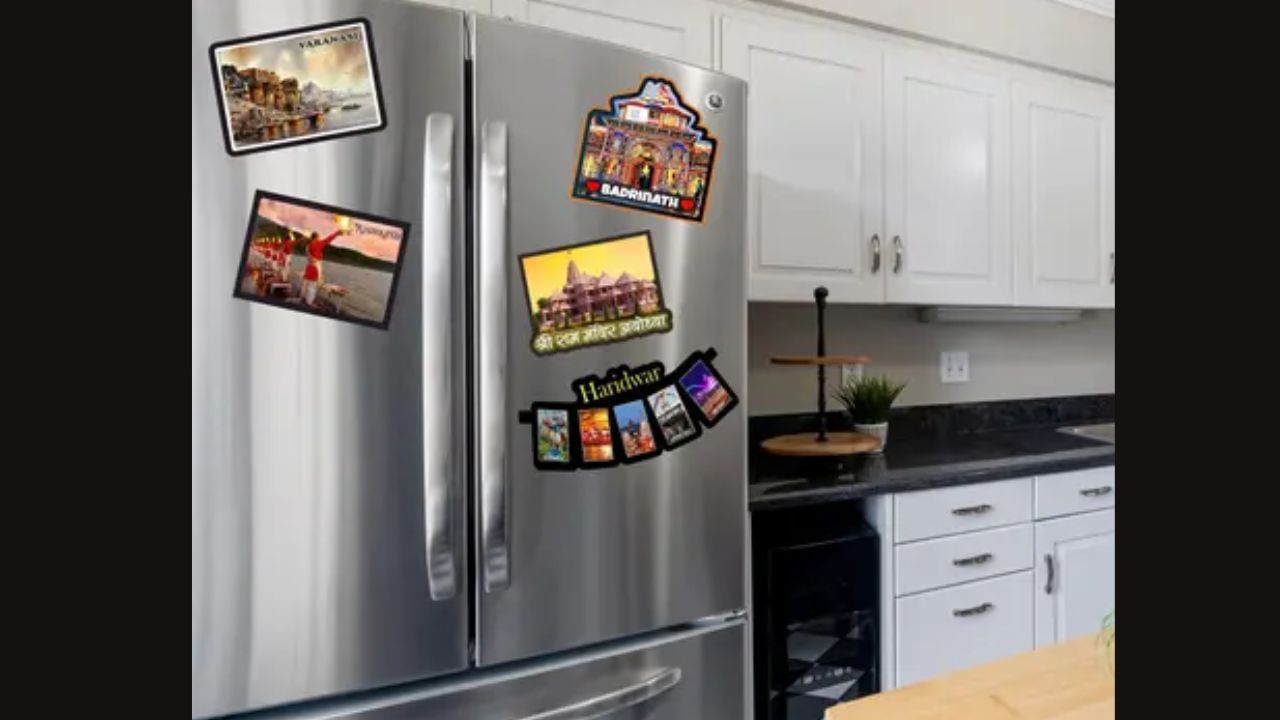 શિયાળામાં, રેફ્રિજરેટર સેટિંગની સાથે, ખોરાકને યોગ્ય જગ્યાએ સંગ્રહિત કરવો પણ મહત્વપૂર્ણ છે. રેફ્રિજરેટરના વિવિધ વિભાગોમાં થોડું અલગ તાપમાન હોય છે. ઉપરના છાજલીઓ અને દરવાજાના સ્ટેન્ડ ઠંડા હોય છે, તેથી દૂધ, રસ અથવા ચટણી જેવી વસ્તુઓ ત્યાં સંગ્રહિત કરવી જોઈએ. નીચલા છાજલીઓ સૌથી ઠંડા હોય છે, જ્યાં માંસ, માછલી અથવા બચેલા ખોરાકનો સંગ્રહ કરી શકાય છે. શાકભાજી માટે એક કડક ડ્રોઅર છે, જે ભેજને નિયંત્રિત કરે છે.