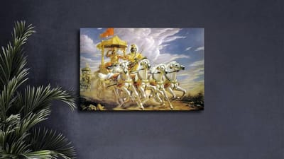 ઘરમાં મહાભારતનો ફોટો રાખવો અશુભ માનવામાં આવે છે. પૌરાણિક માન્યતા અનુસાર, મહાભારત ભાઈઓ વચ્ચેના યુદ્ધ અને કૌટુંબિક વિખવાદનું પ્રતીક છે. તેથી, ઘરમાં તેનો ફોટો રાખવાથી પરિવારના સભ્યો વચ્ચે પરસ્પર ઝઘડા અને મતભેદો વધી શકે છે, અને ઘરની શાંતિ ભંગ થઈ શકે છે.