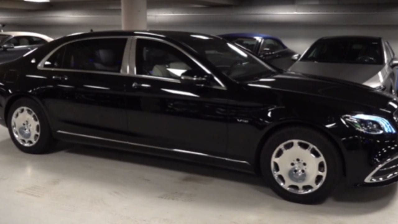 મર્સિડીઝ-મેબેક S650 ગાર્ડ: આ કાર વિશ્વની સૌથી સુરક્ષિત ગાડીઓમાંની એક ગણાય છે. આમાં VR 10 લેવલની બુલેટપ્રૂફ સુરક્ષા છે, જે હેન્ડ ગ્રેનેડ અને AK-47 ગોળીઓનો સામનો કરી શકે છે. આ કારમાં ઇનબિલ્ટ ઓક્સિજન સપ્લાય અને બ્લાસ્ટ-પ્રૂફ વિન્ડો છે. પીએમ મોદીએ વર્ષ 2021 માં રશિયાની મુલાકાત દરમિયાન આ કારનો ઉપયોગ કર્યો હતો અને આ કારની અંદાજિત કિંમત 12 કરોડ રૂપિયા છે.