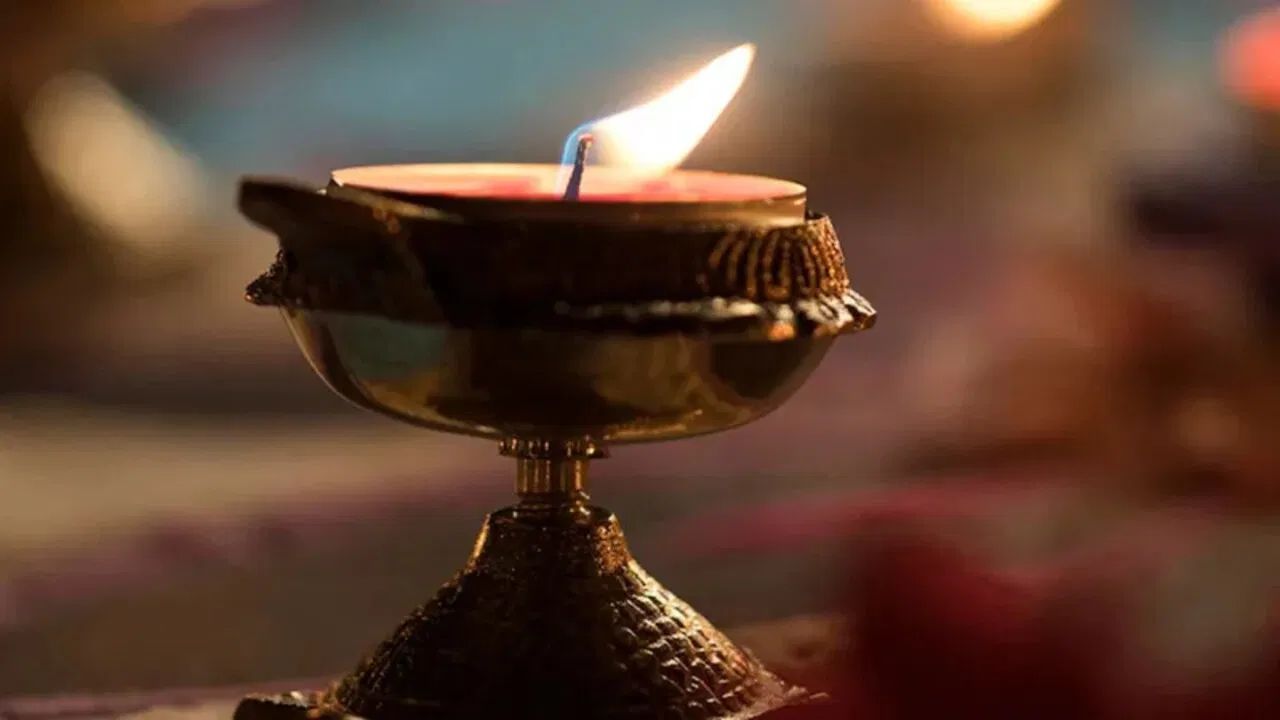 અખંડ જ્યોત પ્રગટાવો: નવરાત્રીમાં અખંડ જ્યોતનું વિશેષ મહત્વ છે. નવ દિવસ સુધી સતત પ્રજ્વલિત રહેતી આ જ્યોત તમારા ઘરમાંથી નકારાત્મક ઉર્જા દૂર કરે છે અને સકારાત્મકતાનો સંચાર કરે છે. આ દેવી પ્રત્યેની તમારી અતૂટ શ્રદ્ધા અને સંકલ્પનું એક પ્રતીક છે. અખંડ જ્યોત પ્રગટાવવાથી તમારા ઘરમાં સુખ, શાંતિ અને સમૃદ્ધિ આવે છે. બીજું કે, દુર્ગા માતાના આશીર્વાદ તમારા પરિવાર પર બન્યા રહે છે.