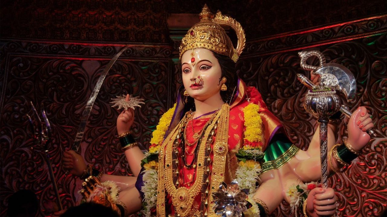 આ સમયગાળા દરમિયાન, દેવી દુર્ગાના ભક્તો ઉપવાસ રાખે છે. પૂજા ઉપરાંત, ભક્તોએ આ નવ દિવસો દરમિયાન કેટલીક બાબતો પર ખાસ ધ્યાન આપવું જોઈએ, અને ઉપવાસની શુદ્ધતા અને શુભતા જાળવવા માટે કેટલીક પ્રવૃત્તિઓ ટાળવી જોઈએ. જ્યોતિષીઓના મતે, નાની ભૂલો તમારા ઉપવાસને તોડી શકે છે. ચાલો જાણીએ નવરાત્રી દરમિયાન તમારે શું ન કરવું જોઈએ.