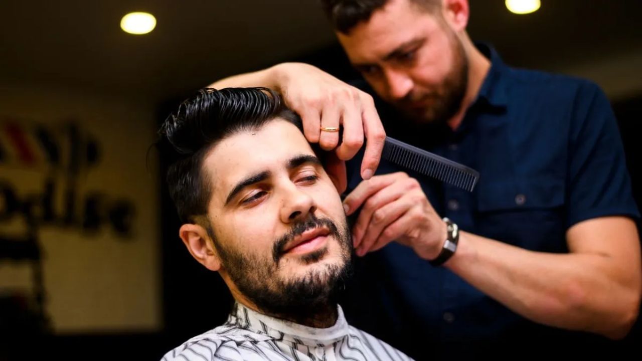 વાળ ન કાપવા જોઈએ: શું તમારે નવરાત્રિ દરમિયાન તમારા વાળ ન કાપવા જોઈએ. ધાર્મિક ગ્રંથો નવરાત્રિ દરમિયાન વાળ, દાઢી અને નખ કાપવાનું ટાળવાની સલાહ આપે છે, કારણ કે તે અશુભ માનવામાં આવે છે અને દેવી દુર્ગાને નારાજ કરી શકે છે.