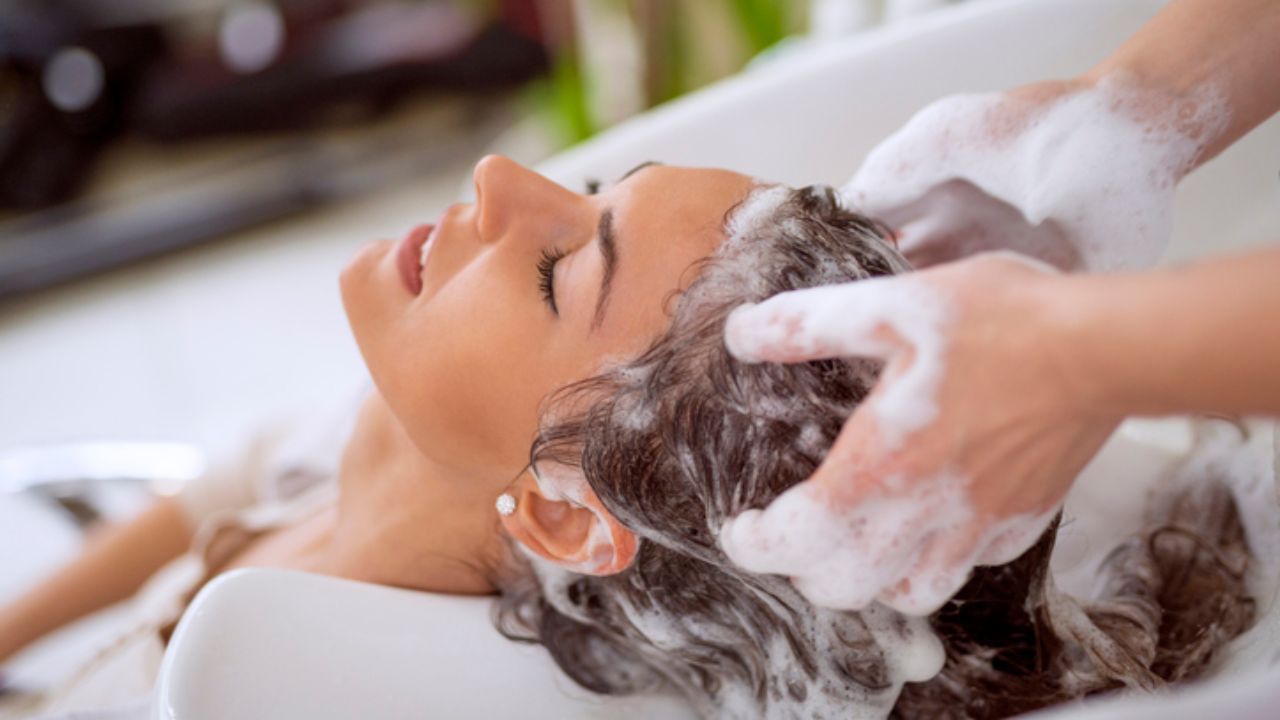 શું તમારે નવરાત્રી દરમિયાન તમારા વાળ ધોવા જોઈએ?: નવરાત્રી દરમિયાન વાળ ધોવા કે નહીં તે સંપૂર્ણપણે વ્યક્તિગત માન્યતા પર આધાર રાખે છે. કેટલાક તેને ધાર્મિક નિષેધ માને છે અને આધ્યાત્મિક અભ્યાસ માટે વાળ ધોવાનું ટાળે છે. નવરાત્રિના પહેલા દિવસે, જેમ કે પ્રતિપદા, સૂર્યોદય પહેલાં તમે તમારા વાળ ધોઈ શકો છો.