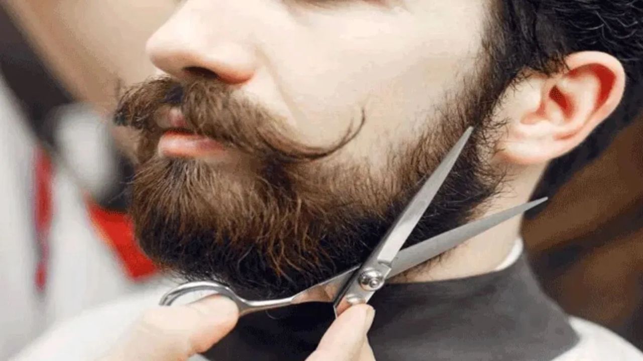 દાઢી કરાવવી જોઈએ?: શું તમારે નવરાત્રિ દરમિયાન દાઢી ન કરાવવી જોઈએ, કારણ કે તે અશુભ માનવામાં આવે છે. નવરાત્રિ દરમિયાન મુંડન ન કરવું એ દેવીની પૂજા દરમિયાન શારીરિક અને આંતરિક શુદ્ધતા જાળવવાની પરંપરાનો એક ભાગ છે.