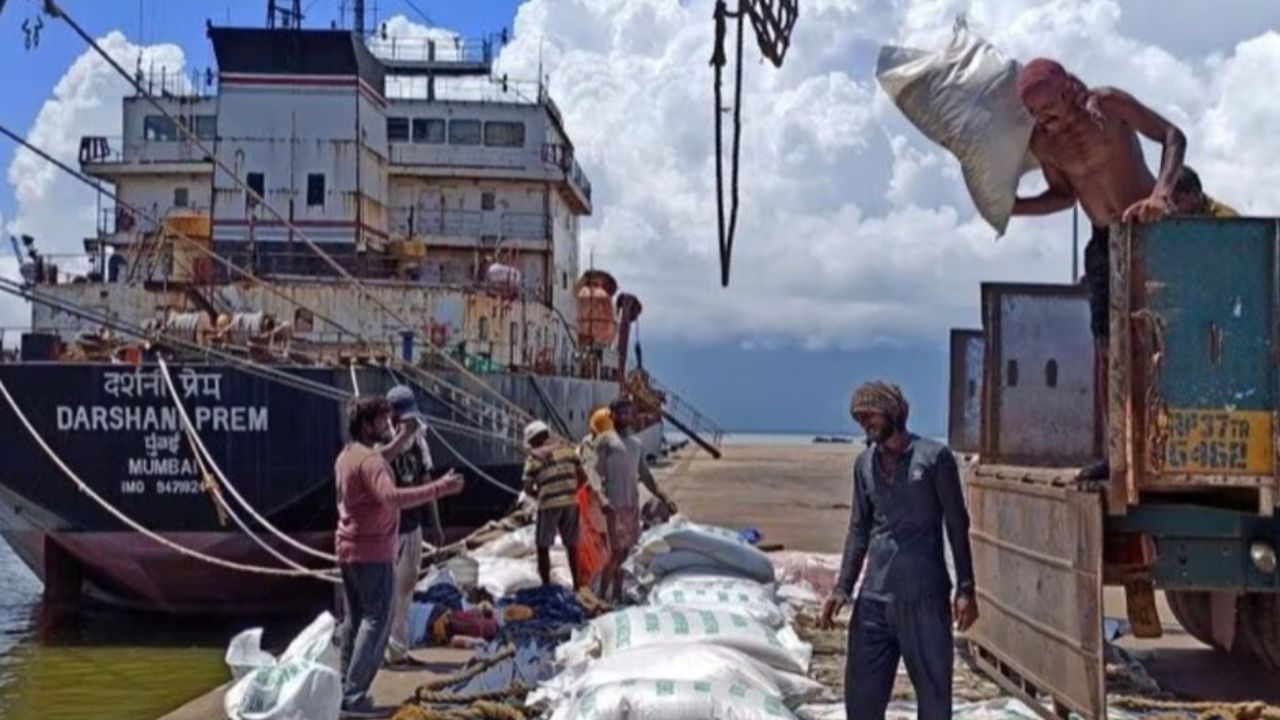 સ્ટીલ આયર્નનો 700.57 મિલિયન ડોલરનો વેપાર થાય છે. મશીનરી બોઇલર, કાર અને અન્ય વાહનો અને તેમના સાધનોની નિકાસ $352.62 મિલિયનનો વેપાર થાય છે. આ સાથે, નેપાળ રબર, કાગળ અને એલ્યુમિનિયમ માટે સંપૂર્ણપણે ભારત પર નિર્ભર છે.