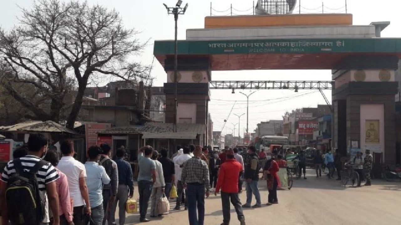 ભારત નેપાળ પાસેથી શું ખરીદે છે?: જોકે, મોટાભાગની વસ્તુઓ ભારતમાંથી નેપાળ જાય છે, પરંતુ કેટલીક વસ્તુઓ ત્યાંથી પણ આવે છે જેમ કે સ્ટીલ, ફાઇબર, લાકડાની વસ્તુઓ, ચાના પાંદડા અને મીઠું. નેપાળના અર્થતંત્રમાં ભારતની ભૂમિકા મહત્વપૂર્ણ છે. ત્યાંના હજારો લોકો ભારતમાં કામ કરે છે. આ સાથે, નેપાળના લોકો નેપાળમાં ભારત દ્વારા ચલાવવામાં આવતા ઘણા મોટા પ્રોજેક્ટ્સમાં પણ કામ કરે છે.