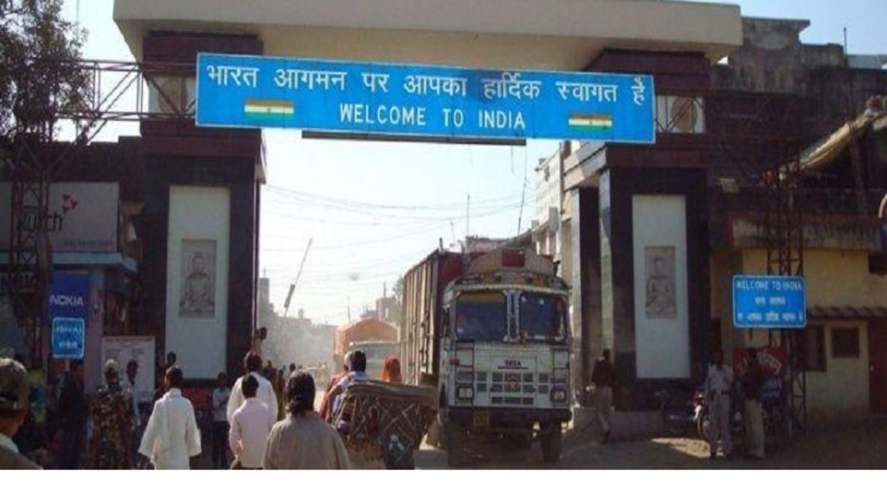 ભારતથી નેપાળમાં મોટા પ્રમાણમાં માલ જાય છે. 2024 ના આંકડાઓની વાત કરીએ તો, ભારતમાંથી નેપાળમાં $2.19 બિલિયન સુધીના પેટ્રોલિયમ ઉત્પાદનોની નિકાસ થાય છે. 