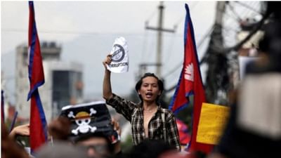 ઘણા દિવસોના હોબાળા અને પીએમ ઓલી સહિત અનેક મંત્રીઓના રાજીનામા પછી, નેપાળે તેના વચગાળાના વડા પ્રધાનની પસંદગી કરી છે. સુપ્રીમ કોર્ટના ભૂતપૂર્વ મુખ્ય ન્યાયાધીશ સુશીલા કાર્કી દેશના પ્રથમ મહિલા વચગાળાના વડા પ્રધાન બનશે. ઓલીના રાજીનામા પછી, કાઠમંડુના મેયર બાલેન શાહ અને ભૂતપૂર્વ વીજળી બોર્ડના વડા કુલમન ઘીસિંગના નામ પણ ઝડપથી ઉભરી આવ્યા હતા પરંતુ કાર્કીના નામ પર અંતિમ સર્વસંમતિ થઈ હતી. હવે તે આગામી ચૂંટણી સુધી આ પદ પર રહેશે. 