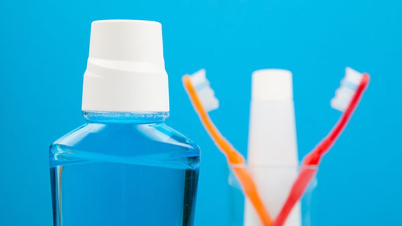 આર્ટિફિશિયલ ફ્રેશનેસ - જો તમે મોંની દુર્ગંધ દૂર કરવા માટે માઉથવોશનો ઉપયોગ કરો છો, તો ધ્યાન રાખો કે તે ફક્ત કામચલાઉ રાહત આપે છે. વાસ્તવિક સમસ્યા પેટ, પેઢા અથવા દાંતની સમસ્યાઓ હોઈ શકે છે. દાંત અને મોંની એલર્જી - માઉથવોશનો વારંવાર ઉપયોગ ઘણા લોકોમાં બળતરા, મોઢામાં ચાંદા અને એલર્જીક પ્રતિક્રિયાઓનું કારણ બની શકે છે.