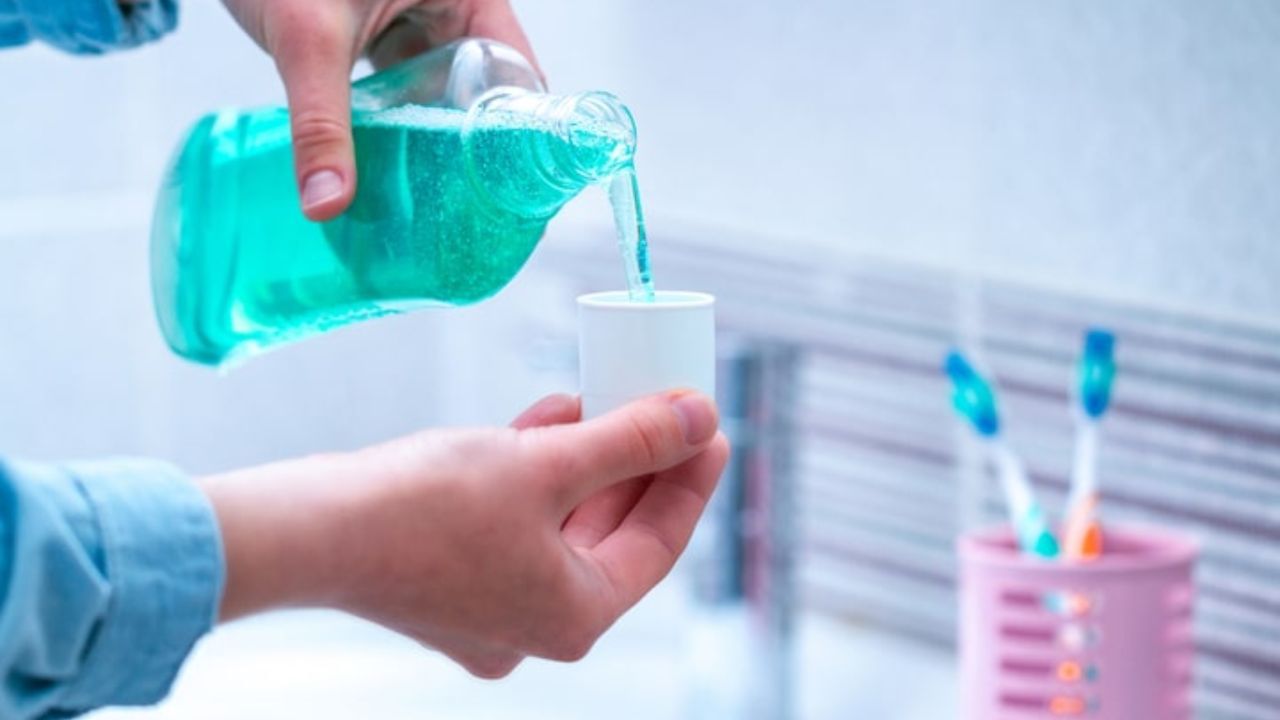 ક્યારે અને કેવી રીતે ઉપયોગ કરવો?: તમારા ડૉક્ટર દ્વારા સૂચવવામાં આવેલા સમય માટે જ માઉથવોશનો ઉપયોગ કરો. હંમેશા 20 થી 30 સેકન્ડ સુધી કોગળા કરો; ગળી ન જાઓ. નાના બાળકોને માઉથવોશ ન આપો. આલ્કોહોલ-મુક્ત માઉથવોશનો ઉપયોગ કરવો શ્રેષ્ઠ છે.