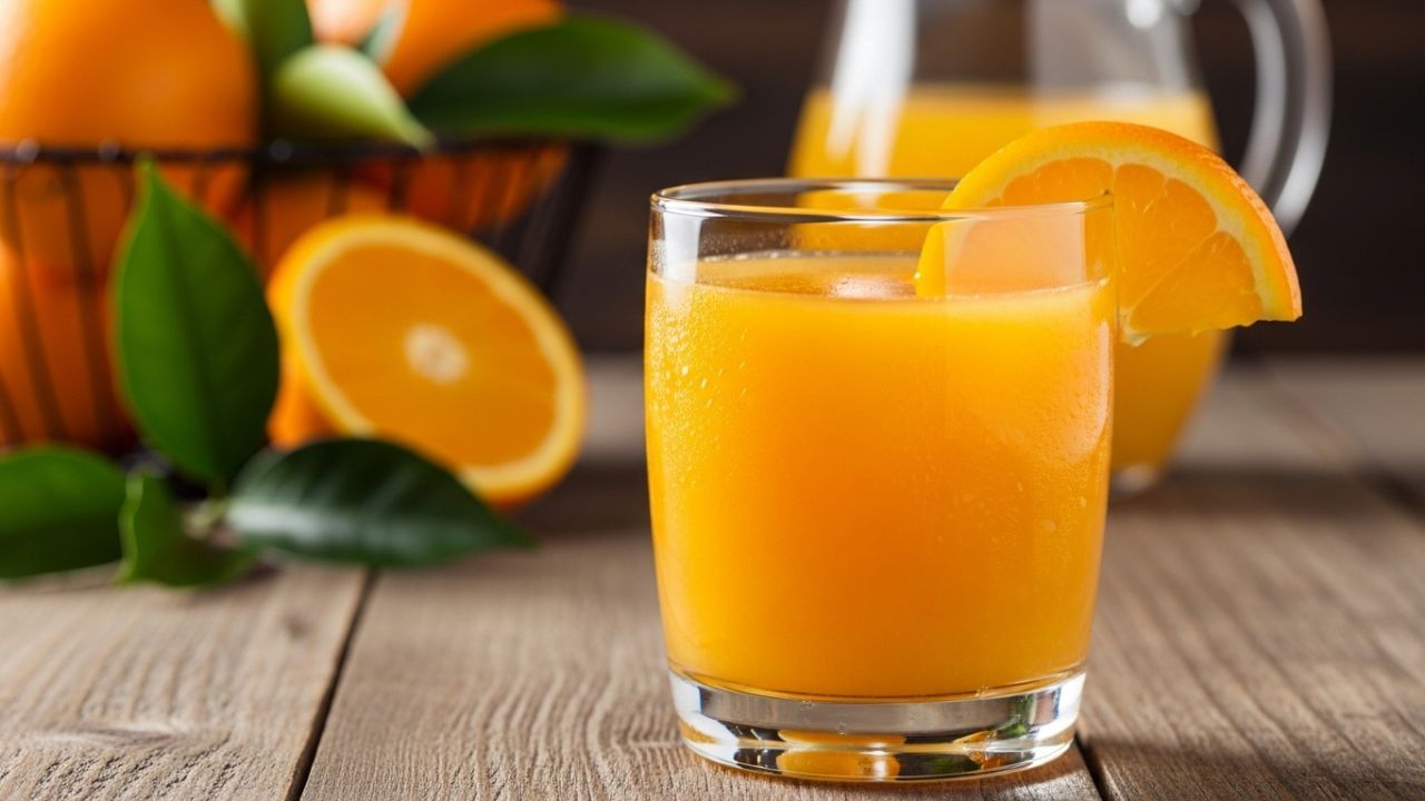 નારંગીનો રસ હૃદયના સ્વાસ્થ્ય માટે ખૂબ જ સારો છે - નારંગીમાં પોટેશિયમ, ફોલેટ અને ફ્લેવોનોઈડ્સ હોય છે, જે હૃદયના સ્વાસ્થ્યને જાળવવામાં મદદ કરે છે. ખાલી પેટે નારંગીનો રસ પીવાથી બ્લડ પ્રેશર નિયંત્રિત થાય છે અને હૃદય રોગનું જોખમ ઓછું થાય છે.