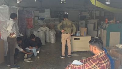 Panchmahal : હાલોલ ગેરકાયદે પ્લાસ્ટિક બેગનું ઉત્પાદન કરતા 10થી વધુ યુનિટોમાં દરોડા, GPCB સીલ કરી કાર્યવાહી હાથ ધરી, જુઓ Video Panchmahal : હાલોલ ગેરકાયદે પ્લાસ્ટિક બેગનું ઉત્પાદન કરતા 10થી વધુ યુનિટોમાં દરોડા, GPCB સીલ કરી કાર્યવાહી હાથ ધરી, જુઓ Video