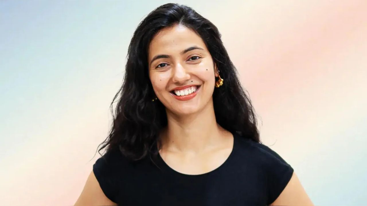 આ સાથે એવુ પણ કહેવામાં આવે છે કે સંસ્કૃત શબ્દ 'પટણ' અથવા 'પટણ' નો અર્થ "વેપારનું સ્થળ", "નગર" અથવા "વસાહત" થાય છે. આ સંદર્ભમાં, પટણી કોઈ વેપારી નગર અથવા વસાહત સાથે સંકળાયેલા લોકોનો ઉલ્લેખ કરી શકે છે. ઉદાહરણ તરીકે, ગુજરાતના પાટણ શહેર સાથે સંકળાયેલા સમુદાયોમાં અટક સામાન્ય છે.