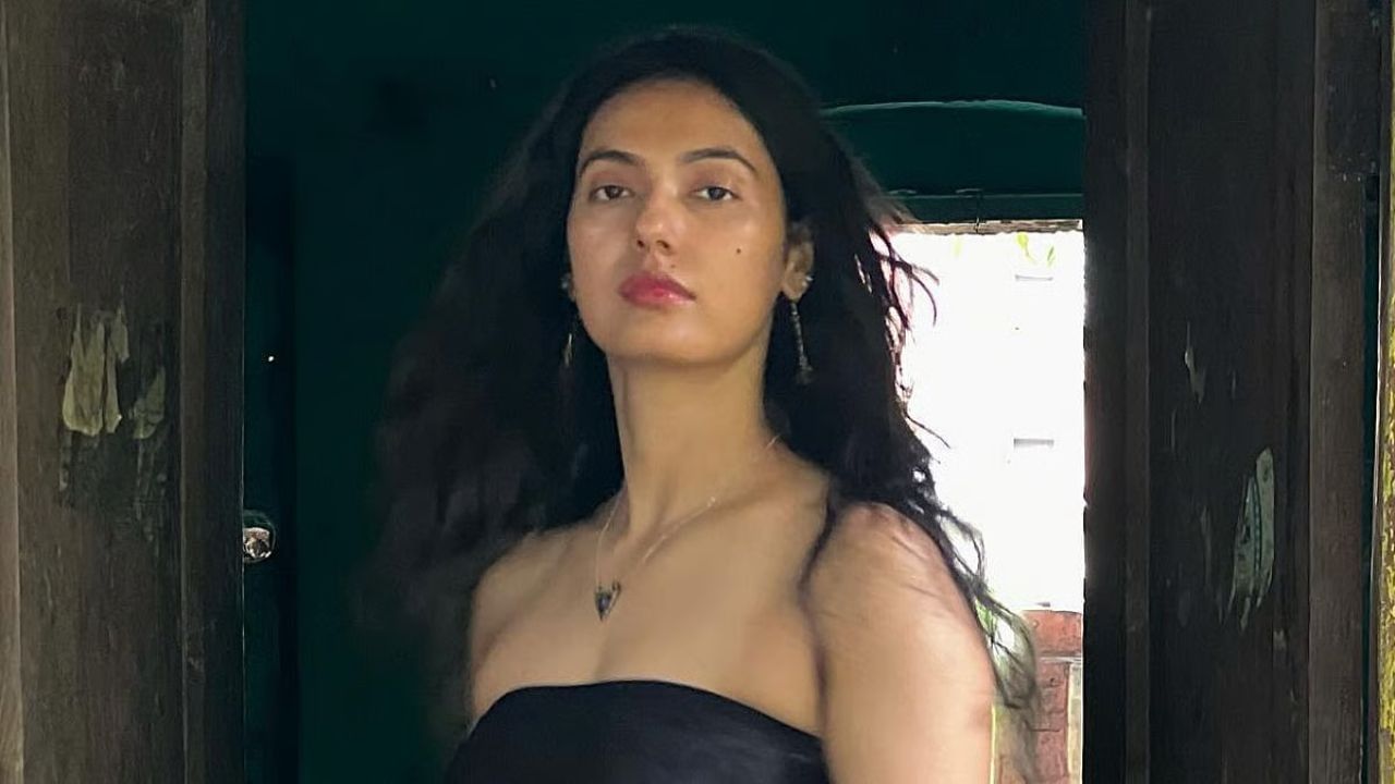 પટણી શબ્દ હિન્દીમાં 'પત્ની' શબ્દ જેવો જ લાગે છે, પરંતુ અટક તરીકે તેનો કોઈ સીધો સંબંધ નથી. કેટલાક પ્રદેશોમાં તે હોડીઓ ચલાવવા અથવા નદીઓ પાર લોકોને લઈ જવાના વ્યવસાય સાથે સંકળાયેલ છે, જ્યાં 'પટણી' નો અર્થ "નાવડી" અથવા "ફેરીમેન" થાય છે.