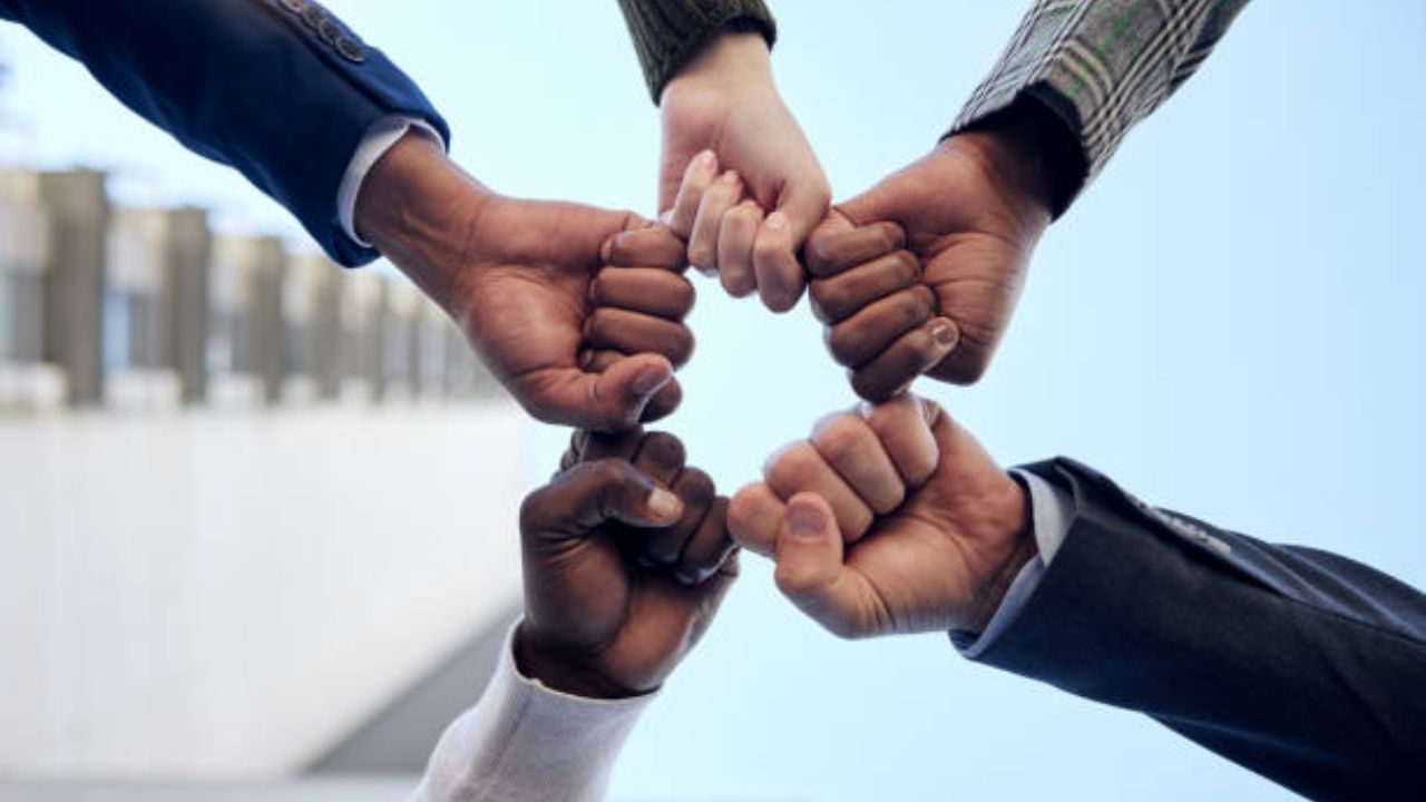 જો તમે તમારી બધી આંગળીઓ ચોંટાડીને મુઠ્ઠી બનાવો છો, તો તે સૂચવે છે કે તમે એક સર્જનાત્મક વ્યક્તિ છો. તમારું વ્યક્તિત્વ ખૂબ જ આકર્ષક છે, જે દરેકને તમારી તરફ ખેંચે છે. વધુમાં આવા લોકો ખૂબ જ પ્રામાણિક અને બુદ્ધિશાળી પણ હોય છે.