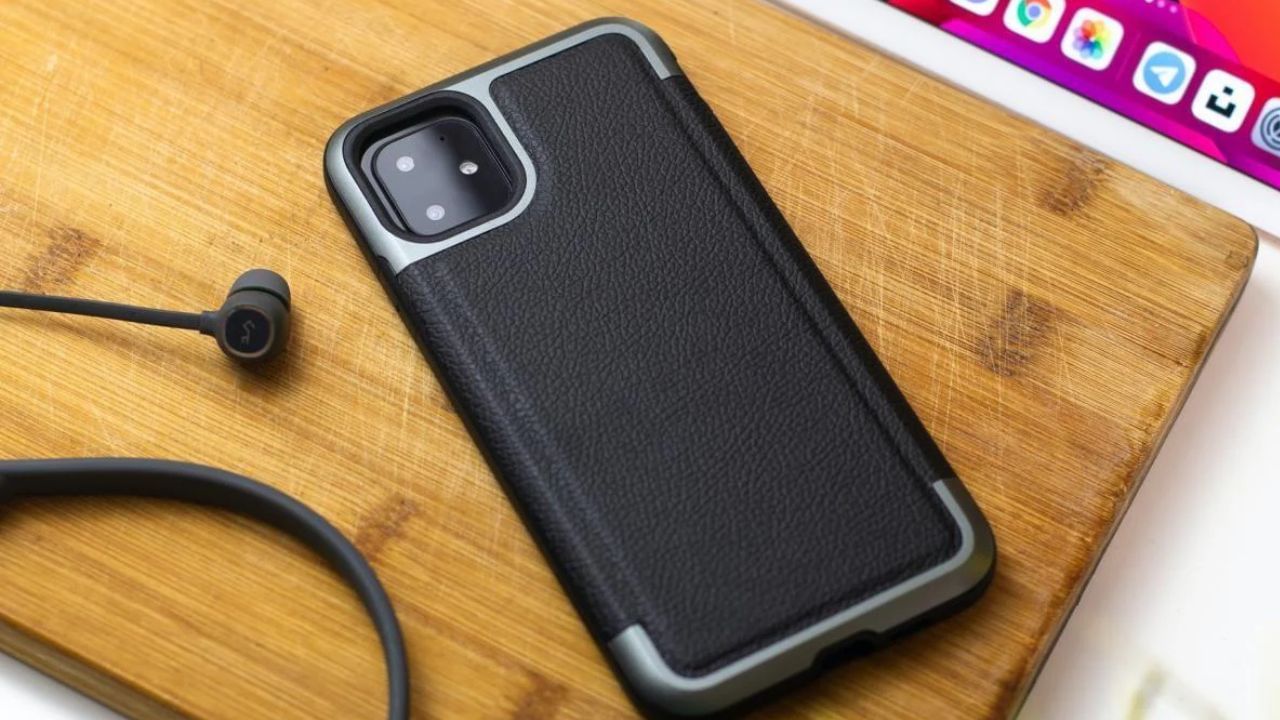 ફોનનું કવર અને ટફન બદલો: જ્યારે કોઈ વ્યક્તિ વારંવાર એક જ વસ્તુ જુએ છે, ત્યારે તે કંટાળી જાય છે. તેથી, તમારા જૂના ફોનનું કવર બદલવું મહત્વપૂર્ણ છે. જો તમે ઇચ્છો તો, તમે પારદર્શક કવર પણ લગાવી શકો છો, આ પહેલાં તમારા ફોનની પાછળની બાજુ સંપૂર્ણપણે સાફ કરો. આ પછી, એક નવું કવર અને તેના પર એક નવો ટેમ્પર્ડ ગ્લાસ સેટ મેળવો. હવે તમને તેને પહેરતી વખતે પણ નવા ફોનનો અહેસાસ થશે.