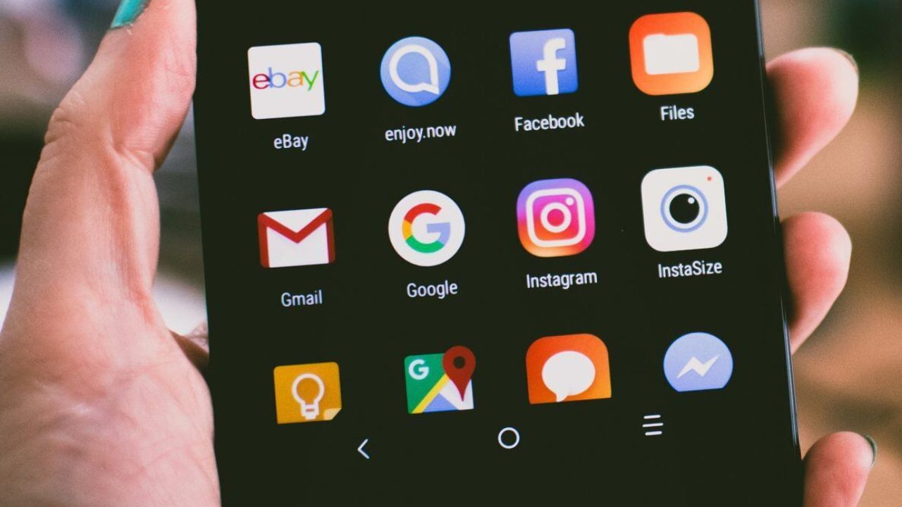 નકામી એપ્સ અને ફાઇલો સાફ કરો: ફોનમાં ઘણી બધી એપ્સ અને ફાઇલો નકામી હોય છે, તેમને તમારા ફોનમાંથી દૂર કરો જેથી તમને તે ફરીથી ન દેખાય. આ ફક્ત તમારી જગ્યા ખાલી કરશે જ નહીં, પરંતુ જેમ નવો ફોન ખાલી લાગે છે, તેમ તમે જૂના ફોનમાંથી પણ એ જ લાગણી મેળવી શકો છો. સ્ટોરેજને પણ ઑપ્ટિમાઇઝ કરો જેથી તમારો ફોન ઝડપથી ચાલી શકે.