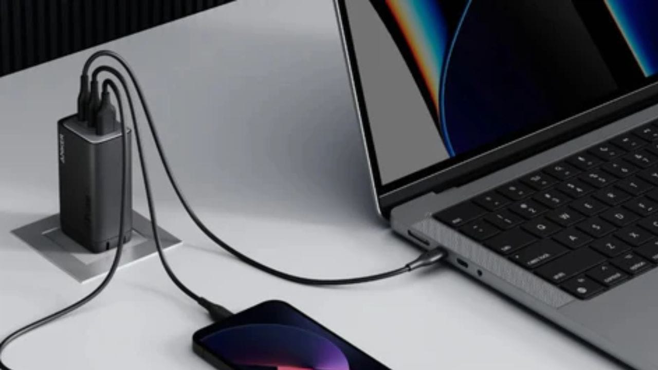 જ્યારે મોબાઇલ ફોનને મૂળ ચાર્જરથી ચાર્જ કરવામાં આવે છે ત્યારે ચાર્જિંગ સ્પીડ ઝડપી હોય છે. બીજી તરફ, લેપટોપના USB પોર્ટથી ફોનને ચાર્જ કરવાની સ્પીડ ઓછી થાય છે. આનું કારણ એ છે કે મોટાભાગના લેપટોપનો USB 2.0 પોર્ટ ફક્ત O.5A (એમ્પીયર) આપે છે અને USB 3.0 પોર્ટ 0.9A પાવર આપે છે. બીજી તરફ, ફોન ચાર્જર 2A અથવા તેથી વધુ પાવર આપે છે. જેના કારણે ફોન ઝડપથી ચાર્જ થાય છે.