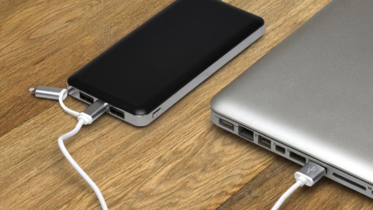 સ્માર્ટફોનને હમેંશા તેના મૂળ ચાર્જરથી જ ચાર્જ કરવાની સલાહ આપવામાં આવે છે. પણ જો તમે ફોનને લેપટોપથી ચાર્જ કરો છો તો તમારા ફોન જલદી ખરાબ થઈ શકે છે આ સિવાય પણ ફોનને ઘણા નુકસાન થાય છે ત્યારે ચાલો જાણી એ અહીં સત્ય કે ફોન કેમ લેપટોપથી ચાર્જ ના કરવો જોઈએ  