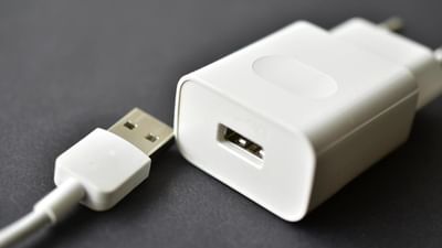 આજે, સ્માર્ટફોન ચાર્જર દરેકના જીવનમાં એક આવશ્યક ગેજેટ બની ગયું છે. તમે જોયું હશે કે લગભગ બધી કંપનીઓના ચાર્જર મોટાભાગે સફેદ રંગમાં આવે છે. બજારમાં બહુ ઓછી બ્રાન્ડ કાળા અથવા અન્ય કોઈ રંગના ચાર્જર લોન્ચ કરે છે. શું તમે ક્યારેય વિચાર્યું છે કે ચાર્જરનો રંગ મોટાભાગે સફેદ કેમ હોય છે? આ પાછળનું કારણ ખૂબ જ રસપ્રદ છે અને 99% લોકો તેની પાછળનું વાસ્તવિક રહસ્ય જાણતા નથી.