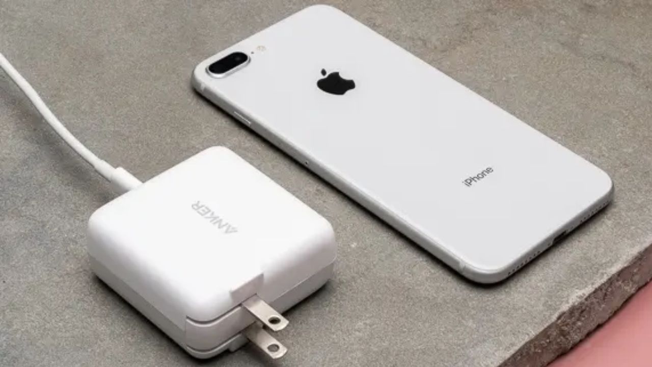 તો શું કાળા ચાર્જર ખરાબ છે?: કાળા કે અન્ય કોઈ રંગના ચાર્જર ખરાબ હોય તે જરૂરી નથી. ઘણી બ્રાન્ડ્સ હવે વિવિધ રંગોમાં ચાર્જર લોન્ચ કરી રહી છે જેથી યુઝર્સને પ્રીમિયમ લુક મળી શકે. પરંતુ મોટાભાગની કંપનીઓ હજુ પણ સફેદ રંગ પસંદ કરે છે 