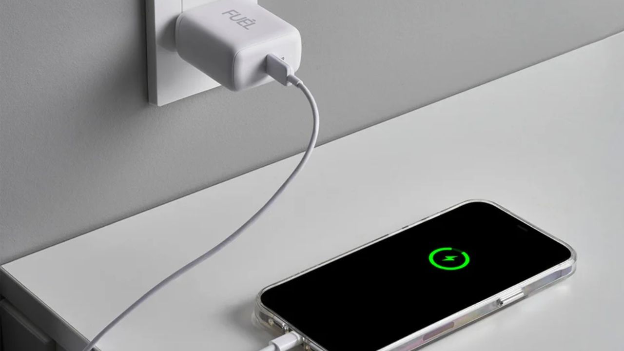 બર્ન માર્ક દેખાઈ આવે છે:  આ ઉપરાંત, સફેદ રંગ પર થોડી ગંદકી, સ્ક્રેચ અથવા બર્ન માર્ક પણ તરત જ દેખાય છે. આનાથી યુઝર્સને ખબર પડે છે કે ચાર્જર ખરાબ થઈ રહ્યું છે અથવા તેમાં કોઈ સમસ્યા હોઈ શકે છે. એક રીતે, તે સલામતીની નિશાની પણ છે. જ્યારે, કાળા અથવા ઘેરા રંગના ચાર્જરમાં ગંદકી સરળતાથી છુપાઈ જાય છે અને લોકો સમયસર જોખમ સમજી શકતા નથી.