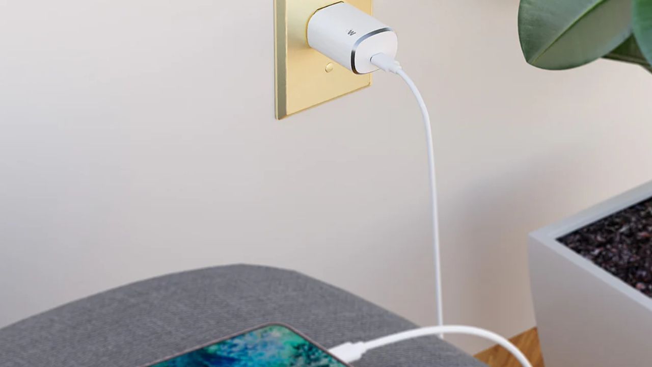 ઉત્પાદનમાં સરળતા અને ખર્ચ: કંપનીઓ માટે સફેદ રંગનું પ્લાસ્ટિક બનાવવું સરળ અને સસ્તું છે. ચાર્જર બનાવવામાં વપરાતું પ્લાસ્ટિક સરળતાથી સફેદ રંગમાં મોલ્ડ થાય છે અને તેને વધારાના રંગની જરૂર હોતી નથી. આ જ કારણ છે કે સફેદ ચાર્જરનું મોટા પાયે ઉત્પાદન સરળ અને આર્થિક બને છે.