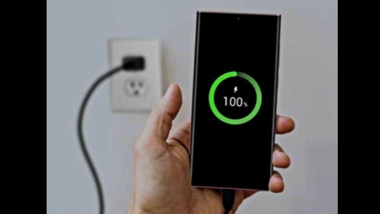 આ સાથે, જો તમે 100% ચાર્જ થયા પછી કલાકો સુધી તેને ચાર્જર સાથે જોડાયેલ રાખો છો, તો તમારા ફોનની બેટરી ક્ષમતા ધીમે ધીમે ઘટવા લાગશે.