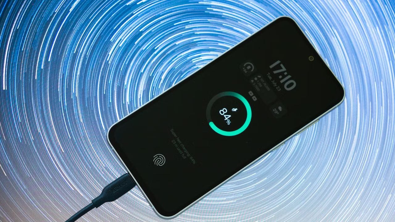 જ્યારે પણ મોબાઇલ ફોન સેલ ટાવર અથવા અન્ય કોઈપણ ઉપકરણ સાથે સંપર્ક કરે છે, ત્યારે રેડિયોફ્રીક્વન્સી (RF) રેડિયેશન સહિત ઇલેક્ટ્રોમેગ્નેટિક રેડિયેશન મોબાઇલમાંથી ઉત્સર્જિત થાય છે. આવી સ્થિતિમાં, લાંબા સમય સુધી આ રેડિયેશનના સંપર્કમાં રહેવાથી સ્વાસ્થ્ય પર નકારાત્મક અસર પડે છે. 