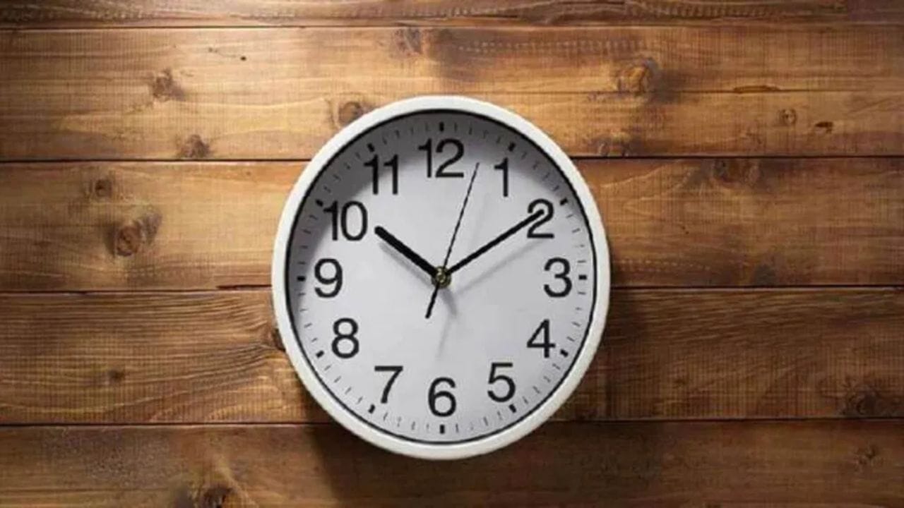 खराब घड़ियों की मरम्मत करवाएँ या उन्हें हटा दें। वास्तु के अनुसार, खराब घड़ियाँ जीवन में बाधाएँ और समय संबंधी समस्याएँ ला सकती हैं।