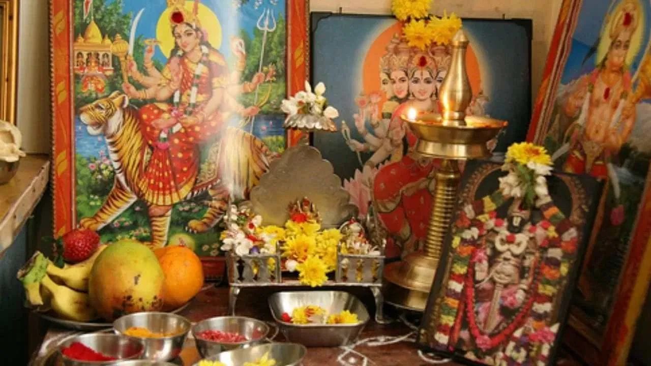 पूजा स्थल में रखी देवी-देवताओं की खंडित मूर्तियाँ घर में अशांति और नकारात्मक ऊर्जा लाती हैं। यदि आवश्यक हो तो इन मूर्तियों को हटाकर नई मूर्ति स्थापित करें।