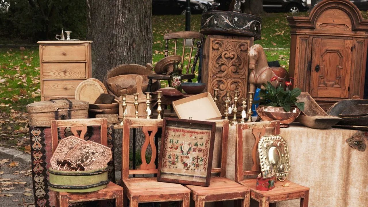 पुराना और टूटा हुआ फर्नीचर घर की सकारात्मक ऊर्जा को कमज़ोर करता है। साथ ही, यह सौभाग्य और समृद्धि में भी बाधा डालता है। दिवाली से पहले ऐसे फर्नीचर को बदलना या हटाना शुभ माना जाता है।