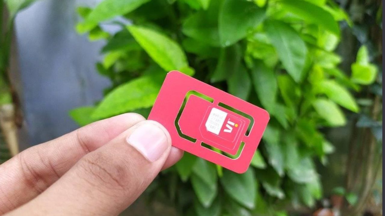 Vodafone-Idea: Vi યુઝર્સને તેમના મોબાઈલ નંબર પરથી "eSIM<space>રજિસ્ટર્ડ ઈમેલ આઈડી" લખીને 199 પર મેસેજ મોકલવાનો રહેશે. મેસેજ કન્ફર્મ કર્યા પછી, eSIMનો QR કોડ તેમના રજિસ્ટર્ડ ઈમેલ એડ્રેસ પર મોકલવામાં આવશે. આ QR કોડનો ઉપયોગ ડિવાઇસના નેટવર્ક સેટિંગ્સને એક્સેસ કરવા અને ઈ-સિમનો ઉપયોગ શરૂ કરવા માટે થઈ શકે છે.