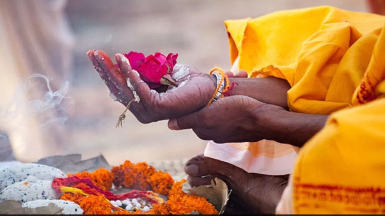 3. શ્રાદ્ધમાં તમારે ઓછામાં ઓછા ત્રણ બ્રાહ્મણોને આમંત્રણ આપવું જોઈએ અને સાત્વિક રીતે બ્રાહ્મણો માટે ભોજન તૈયાર કરવું જોઈએ.