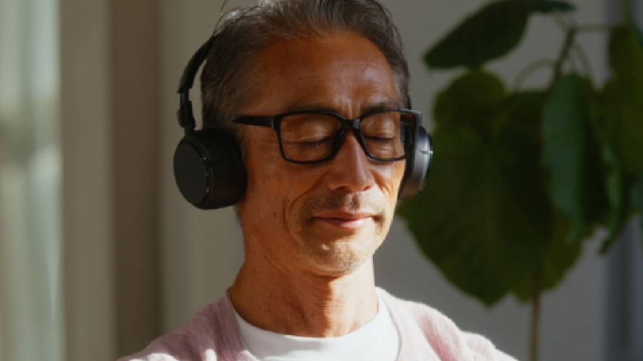 આ ઉપરાંત તણાવ ઘટાડવા માટે જર્નલિંગ પણ કરી શકાય છે, એટલે કે, જે વસ્તુ તમને પરેશાન કરી રહી છે તેને ડાયરીમાં લખો. આ તમને તણાવ ઘટાડવામાં મદદ કરી શકે છે. તમે તમારા મનમાં ચાલી રહેલી કોઈપણ વાત તમારા મિત્રો અથવા નજીકના લોકો સાથે શેર કરી શકો છો.
