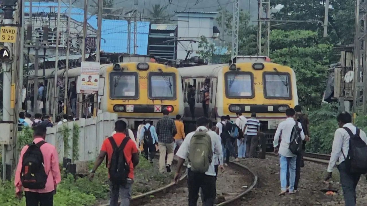 આ પહેલા જુલાઈ 2025 થી તત્કાલ ટિકિટ બુકિંગ માટે આધાર વેરિફાઇડ IRCTC એકાઉન્ટ ફરજિયાત કરવામાં આવ્યું છે. એવામાં જે મુસાફરો આધાર વેરિફિકેશન કરાવતા નથી તેઓ ઓનલાઈન તત્કાલ ટિકિટ બુક કરી શકતા નથી. હવે આ નિયમ જનરલ રિઝર્વેશન પર પણ લાગુ થવાનો છે.