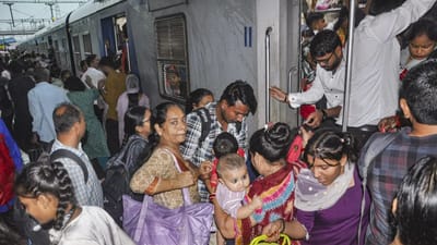 ભારતીય રેલવેએ 'રેલવે ટિકિટ' બુકિંગમાં થતી છેતરપિંડી રોકવા માટે એક મોટું પગલું ભર્યું છે. 1 ઓક્ટોબરથી ઓનલાઈન ટિકિટ બુકિંગમાં મોટો ફેરફાર કરવામાં આવશે. આ અંતર્ગત 1 ઓક્ટોબરથી, રિઝર્વેશન ખુલ્યા પછી જેમનું આધાર વેરિફિકેશન થયું છે તેઓ જ પ્રથમ 15 મિનિટ માટે ઓનલાઈન ટિકિટ બુક કરી શકશે. આ નવો નિયમ IRCTC વેબસાઇટ અને મોબાઇલ એપ બંને પર લાગુ થશે.